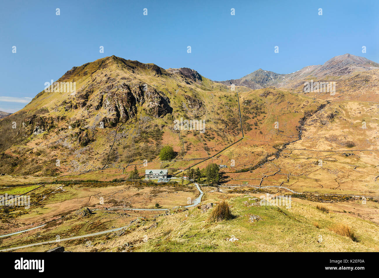 Lltdaw Llyn Pipeline de réservoir sur le mont Snowdon, apportant l'eau à la centrale hydroélectrique illustré dans la rivière Glaslyn Valley ci-dessous avec le sommet de Snowdon au loin, le parc national de Snowdonia, le Nord du Pays de Galles, UK, avril. Banque D'Images