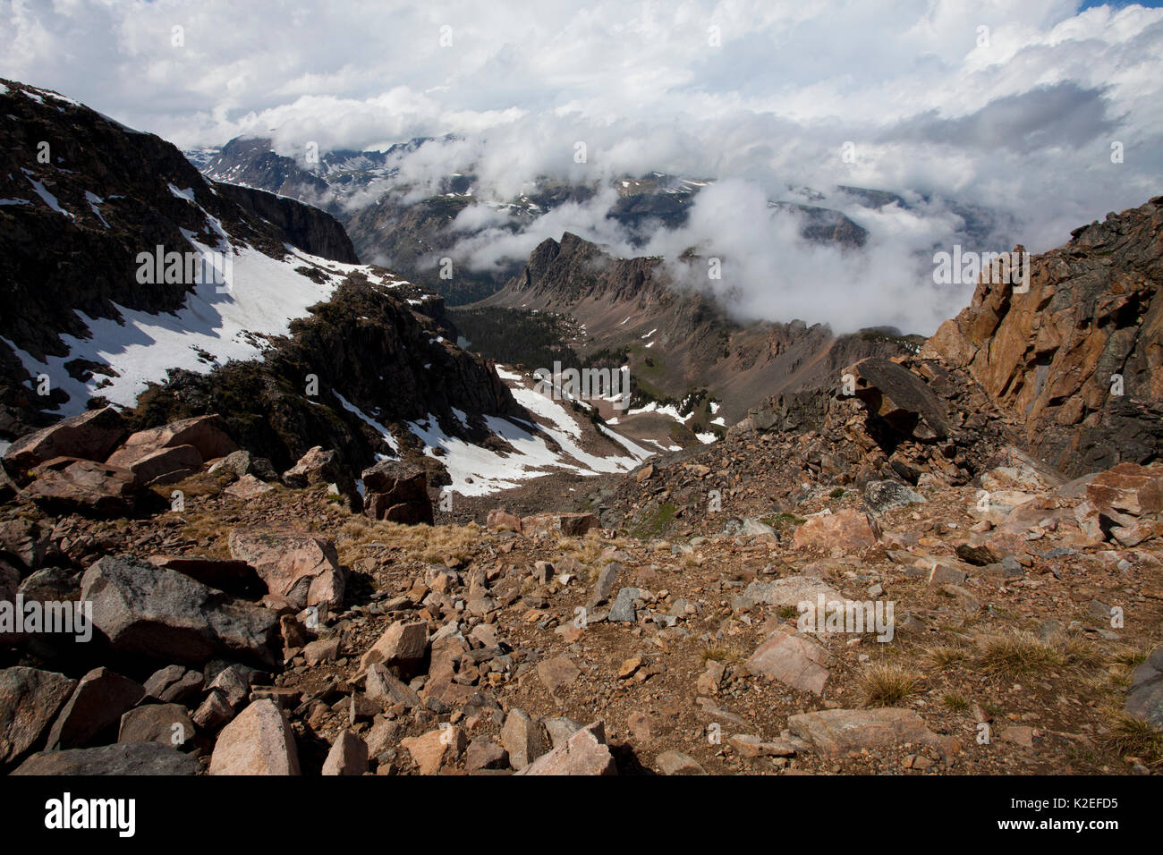 Montagnes couvertes de neige et les nuages bas de la dent d'ours Pass Bretagne France Juin 2015 Banque D'Images Montagnes couvertes de neige et les nuages bas de la dent d'ours Pass Bretagne France Juin 2015 Banque D'Images