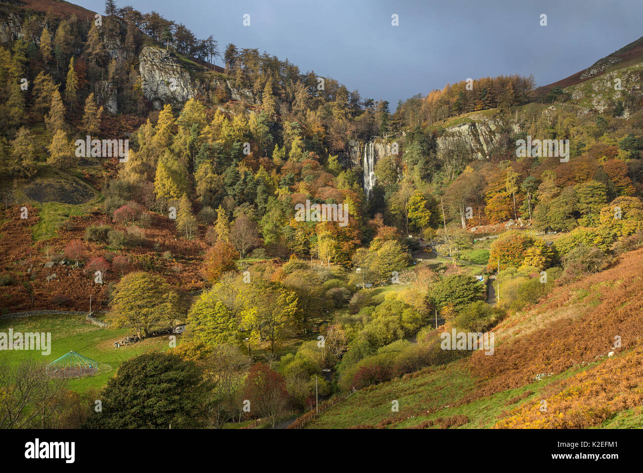 Pistyll Rhaeadr cascade en automne montrant la tête de la vallée - près de Llanrhaeadr-ym-Mochnant, Powys, au nord du Pays de Galles, Royaume-Uni, novembre 2016. Banque D'Images