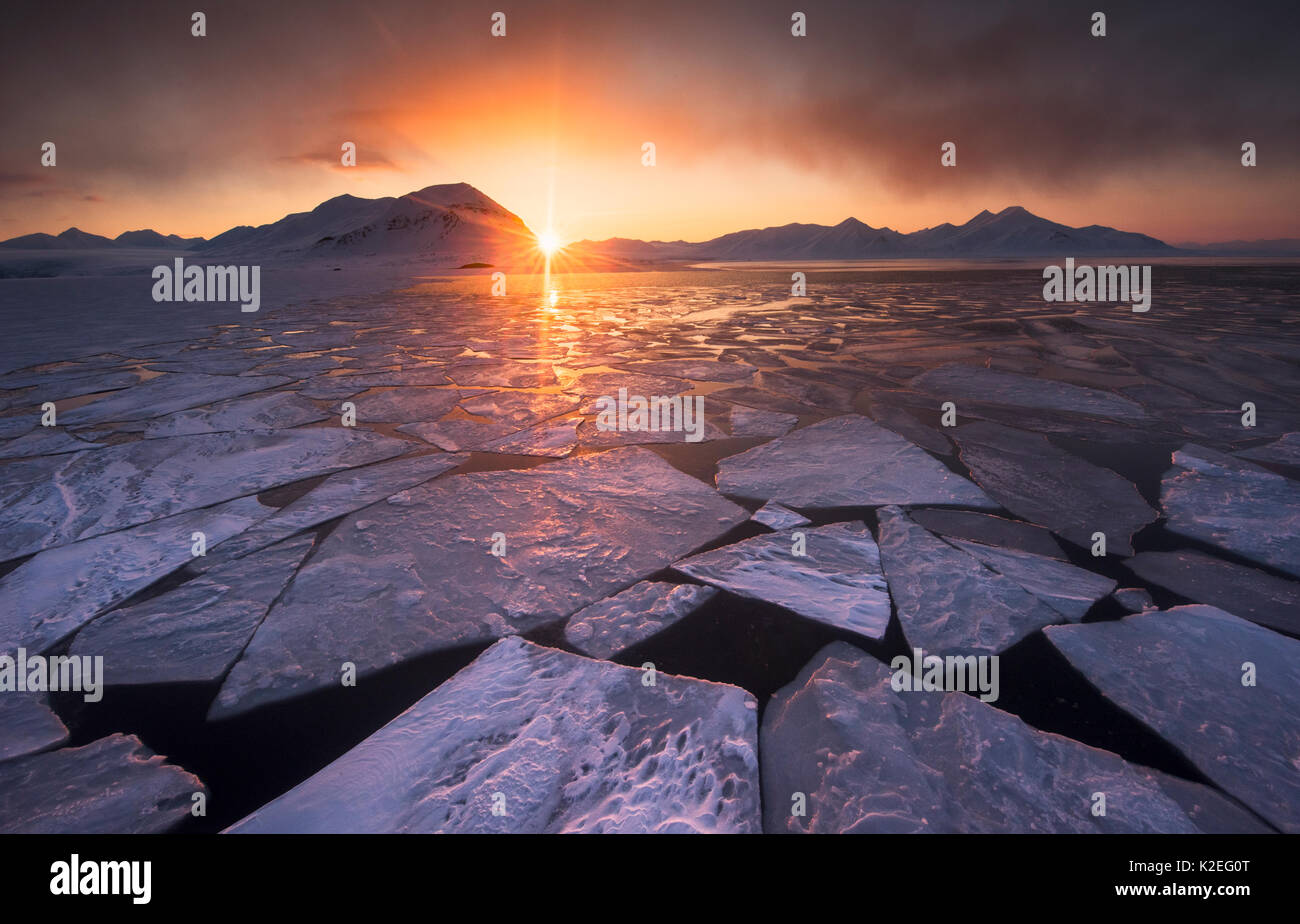 Première nuit avec soleil de minuit à Svalbard, Norvège, 17 avril 2016 Banque D'Images