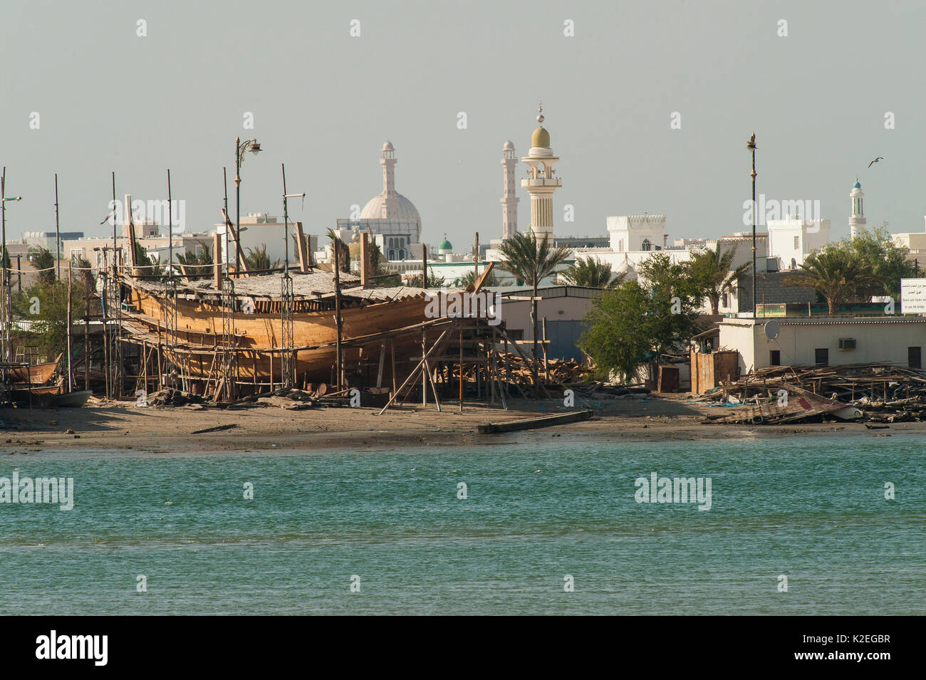 Sur, une ville à la côte d'Oman, avec mosquées et d'une station d'accueil traditionnel pour la construction de bateaux en bois, Sultanat d'Oman, février. Banque D'Images