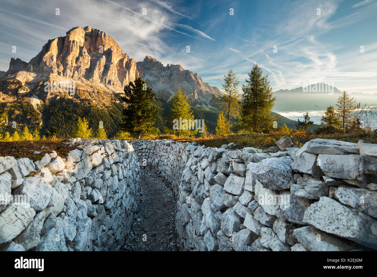 La première lumière sur Tofana de Rozes à partir de la Seconde Guerre mondiale, l'une des tranchées sur Cinque Torri, Dolomites, province de Belluno, Vénétie, Italie, septembre 2015. Banque D'Images