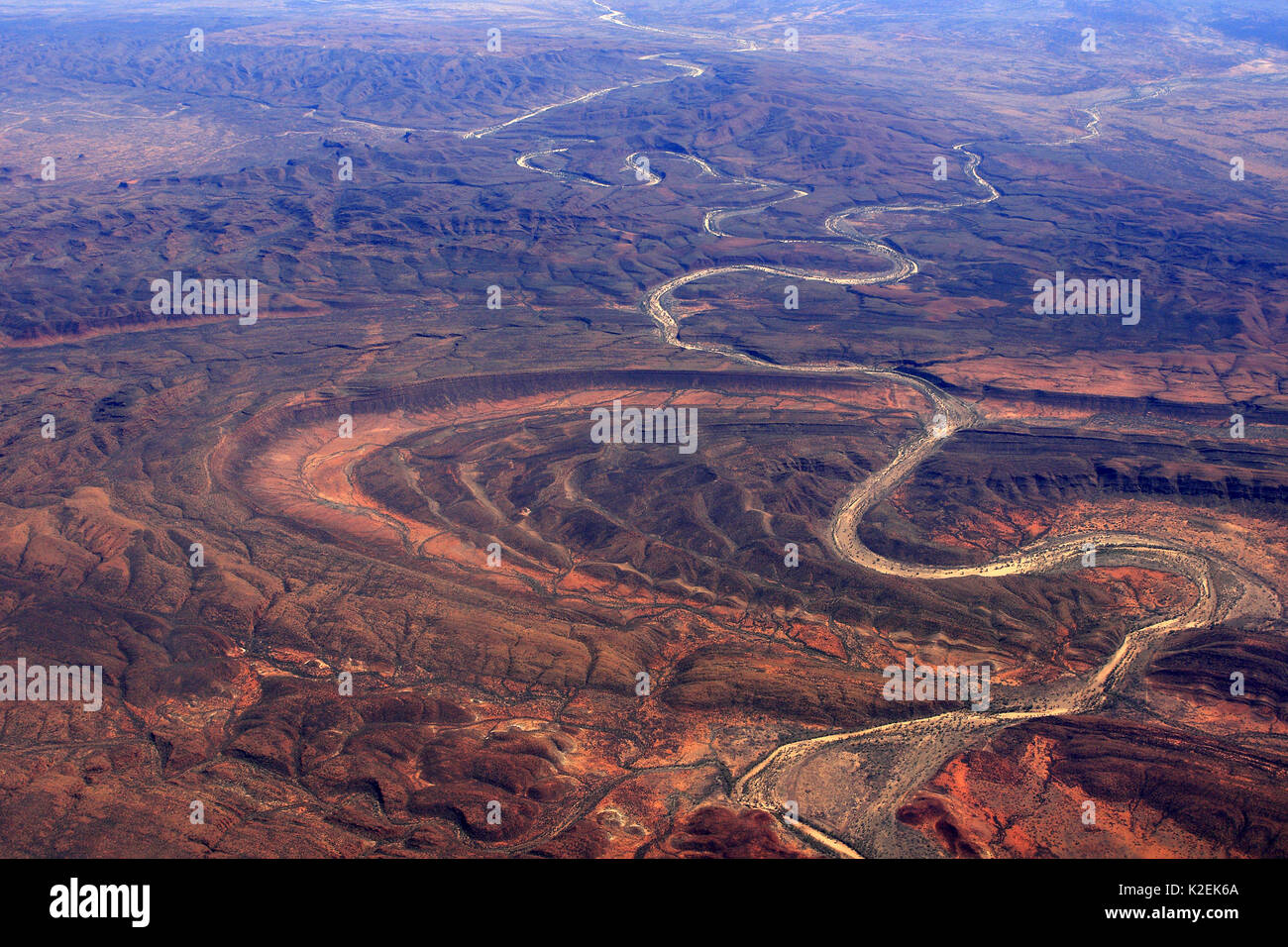 Vue aérienne du centre rouge de l'Australie dans le lit de rivière à sec, l'Australie, octobre 2009. Banque D'Images