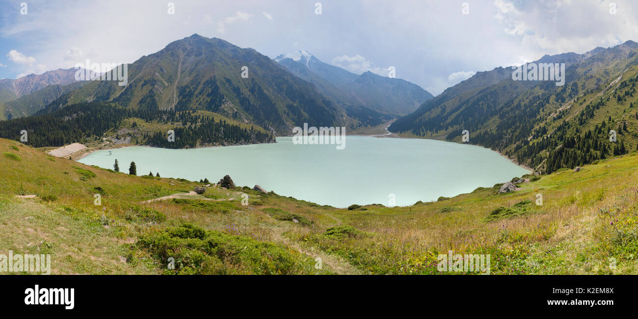 Almaty Lake vue panoramique, le Kazakhstan. Août 2016. Banque D'Images