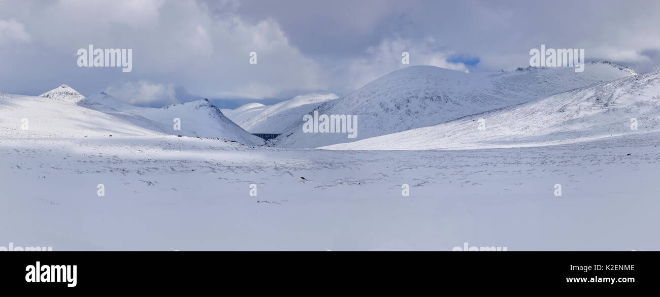 Avis de Slieve Binnian et Ben Crom montagne depuis le Lough Shannagh, piste, montagnes de Mourne County Down, Irlande du Nord, Royaume-Uni. Mars 2013. Banque D'Images