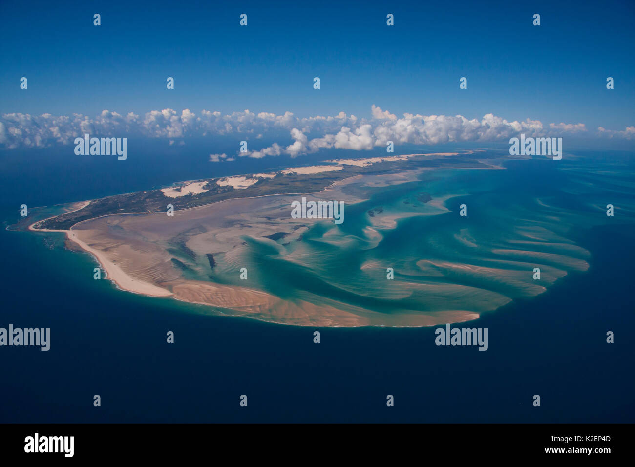 Vue aérienne de sable mobile formant une pointe causée par longshore drift, au large des côtes de l'archipel de Bazaruto, Mozambique, mai 2011. Banque D'Images