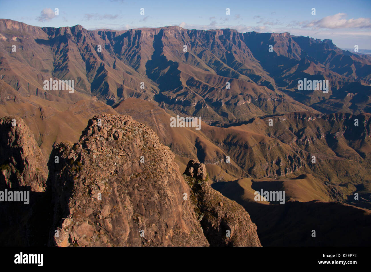 Vue aérienne de montagnes du Drakensberg, Afrique du Sud, mai 2011. Banque D'Images