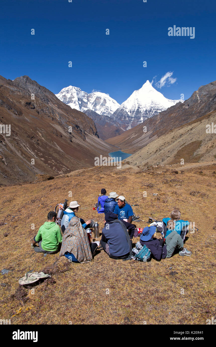 Les randonneurs en prenant une pause thé dans la montée d'Bhonte La Pass (4,380m/16,00m) le point culminant de Jhomolhari Trek, Bhoutan, octobre 2014. Parution du modèle. Banque D'Images
