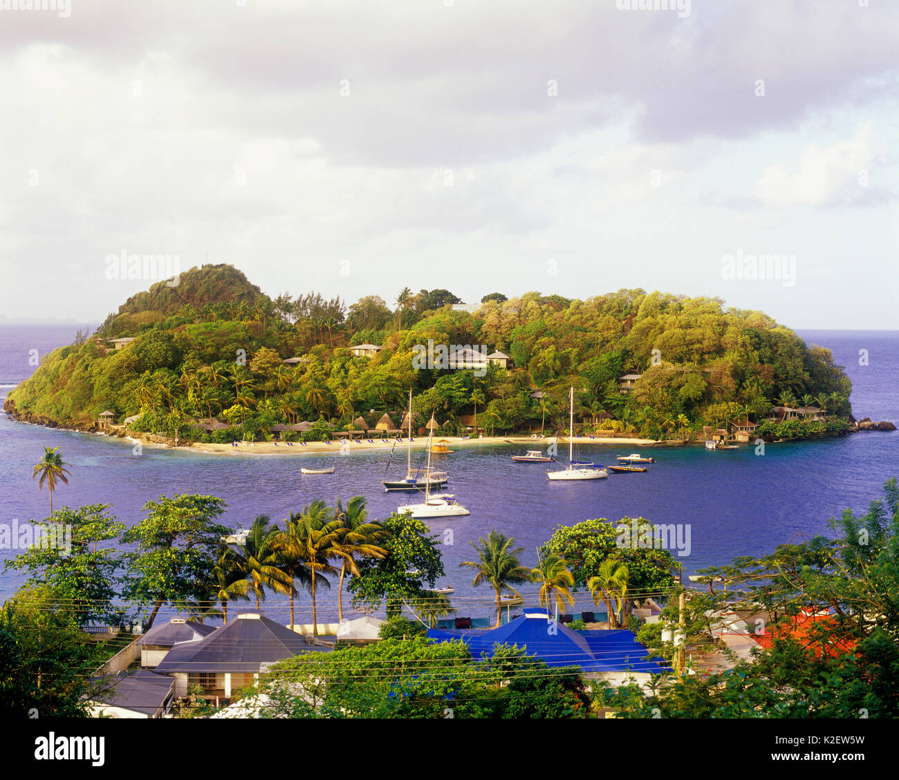 Young Island au lever du soleil.Young Island est un endroit retiré 35-acre Island resort avec une plage immaculée et de superbes jardins tropicaux situé juste au large fro Banque D'Images