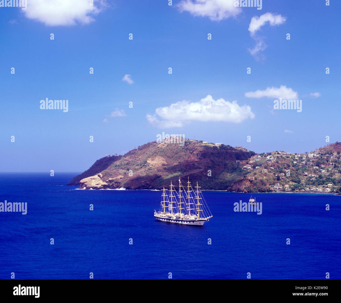 Le Royal Clipper voiles dans la baie de Kingstown. Kingstown, Saint George, Saint Vincent et les Grenadines. Banque D'Images