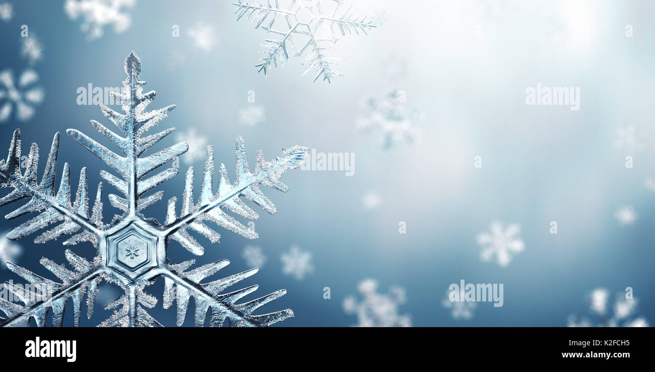 Flocon de macro et de flou artistique tombé des flocons de neige sur fond bleu Banque D'Images