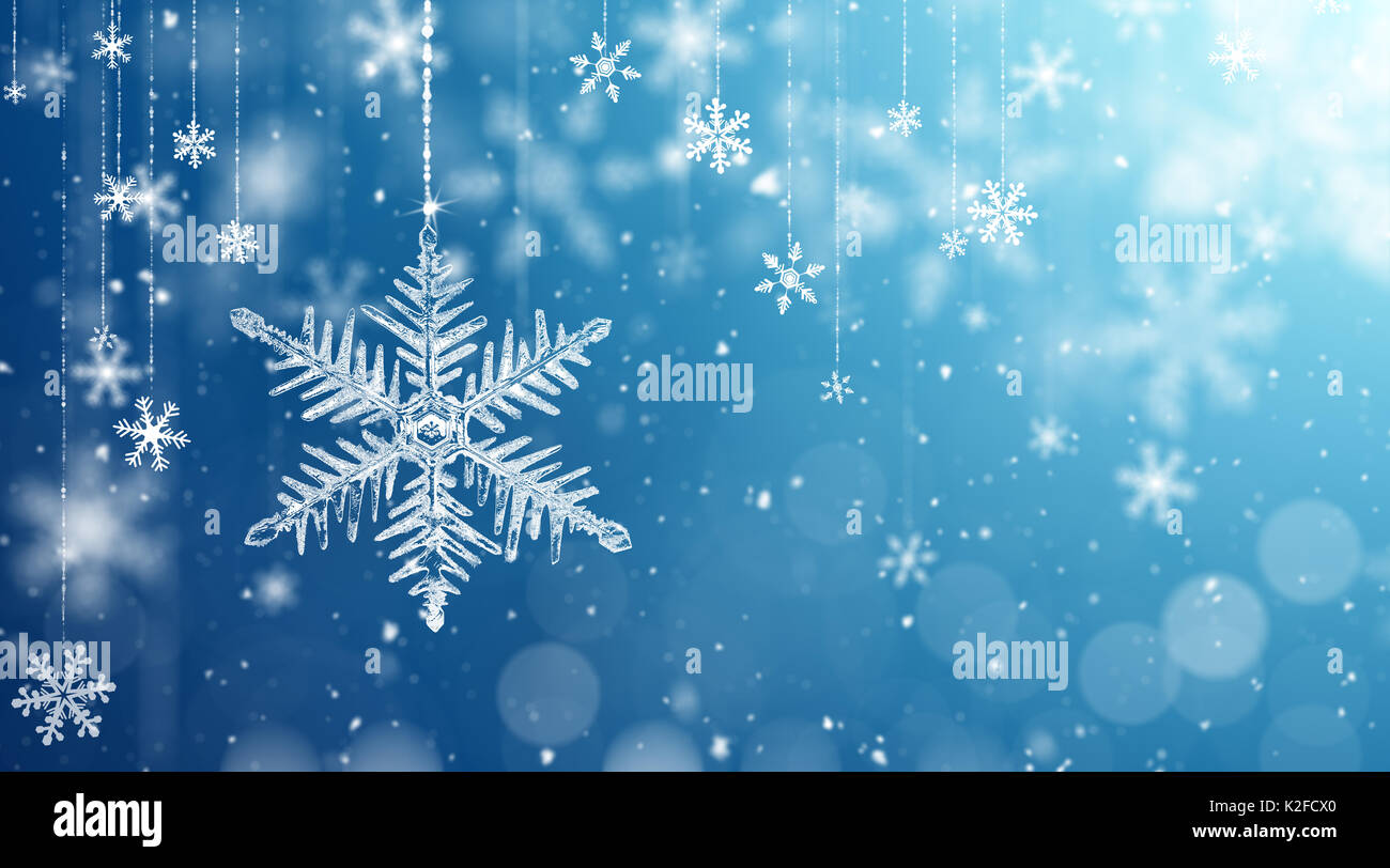Flocon de macro et de flou artistique tombé des flocons de neige sur fond bleu Banque D'Images