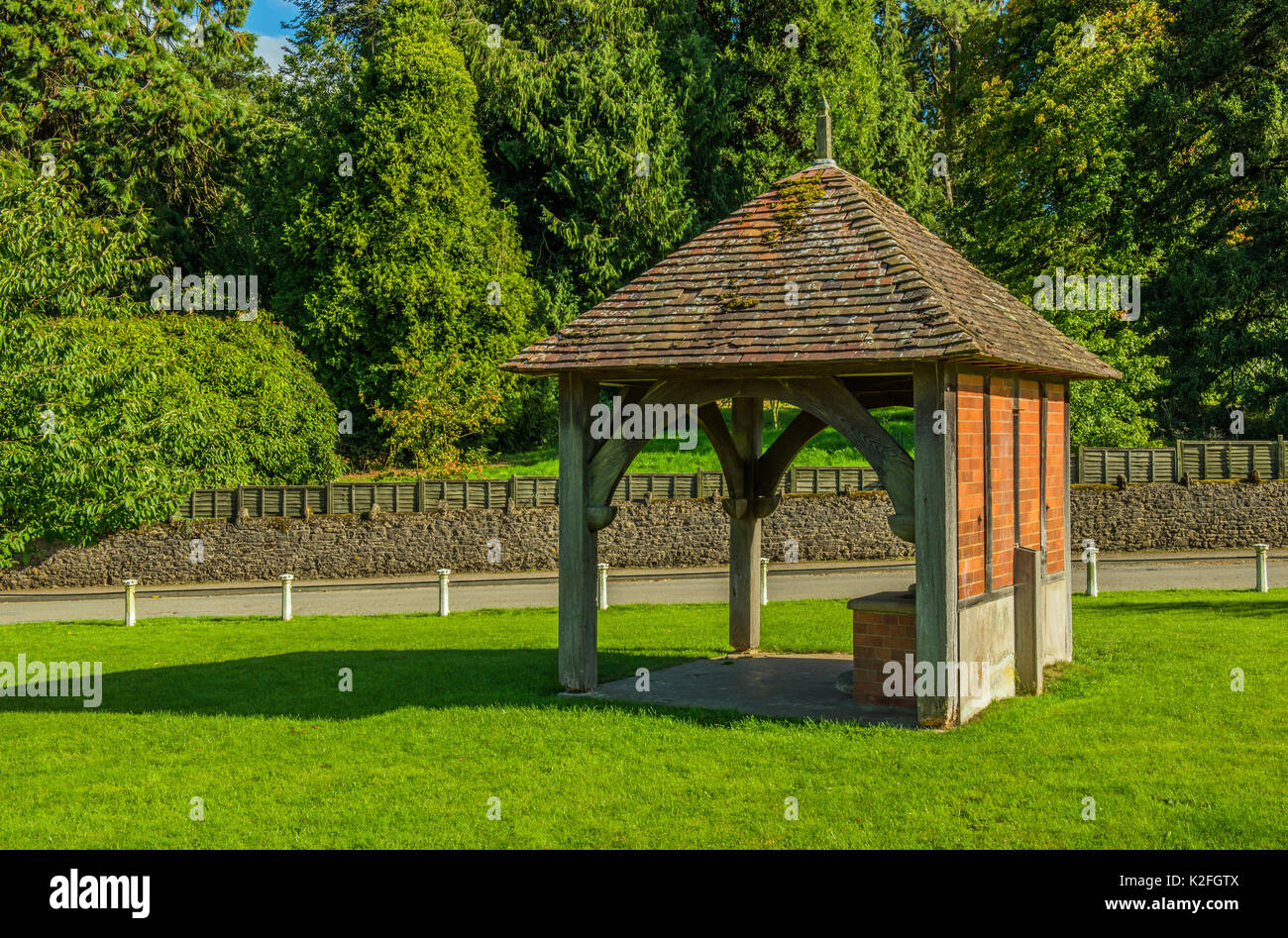 Village Green et un abri en bois et brique, Eastnor, Herefordshire Banque D'Images