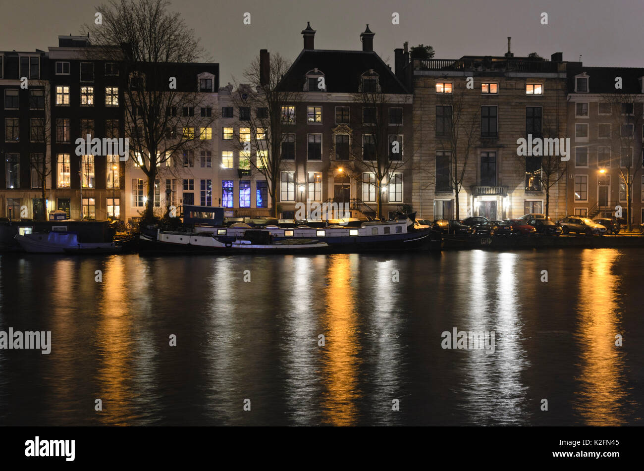 Réflexions sur un canal, à Amsterdam, Pays-Bas Banque D'Images
