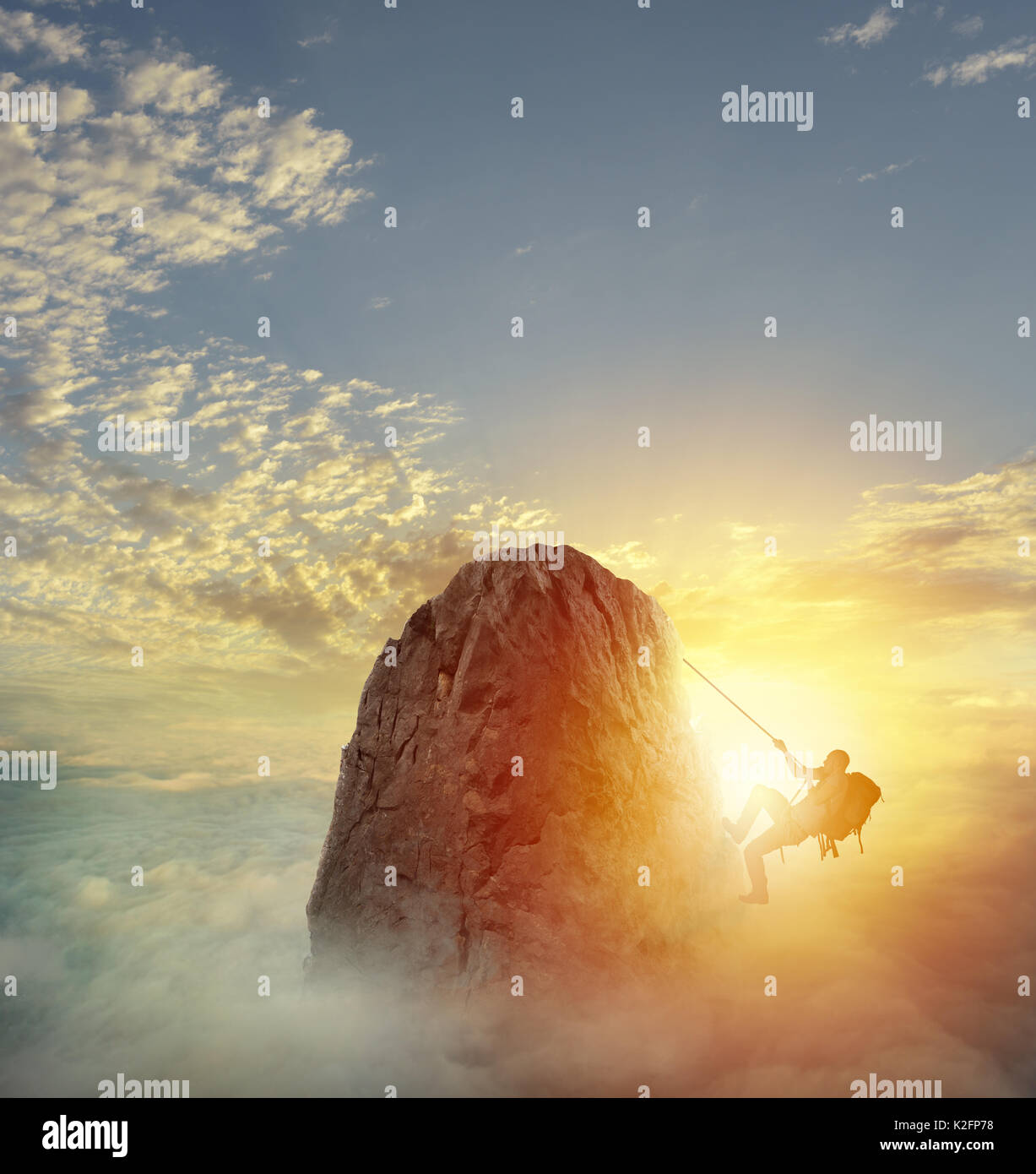 Businessman escalader une montagne d'obtenir le drapeau. Réalisation des objectifs commerciaux et difficile notion de carrière Banque D'Images Businessman escalader une montagne d'obtenir le drapeau. Réalisation des objectifs commerciaux et difficile notion de carrière Banque D'Images