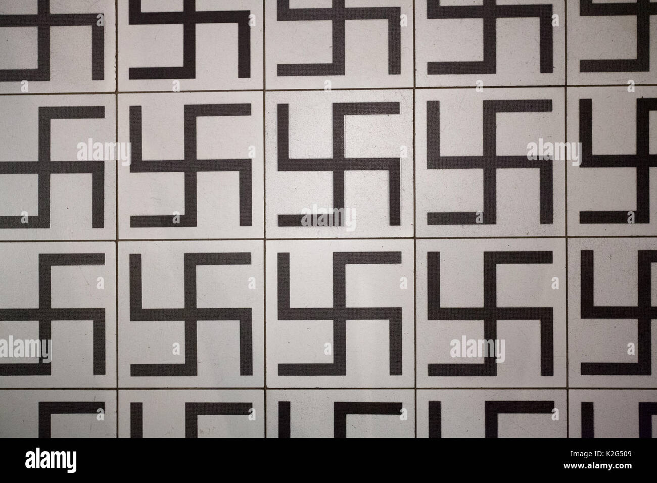 Swastika carreaux dans l'usine de Schindler, où de nombreux juifs ont été sauvés de Nazist, Cracovie Banque D'Images