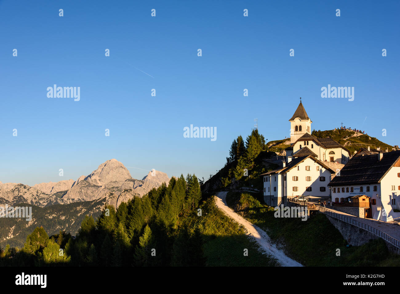 Vers le coucher du soleil. Superbe panorama depuis le mont Lussari. Banque D'Images