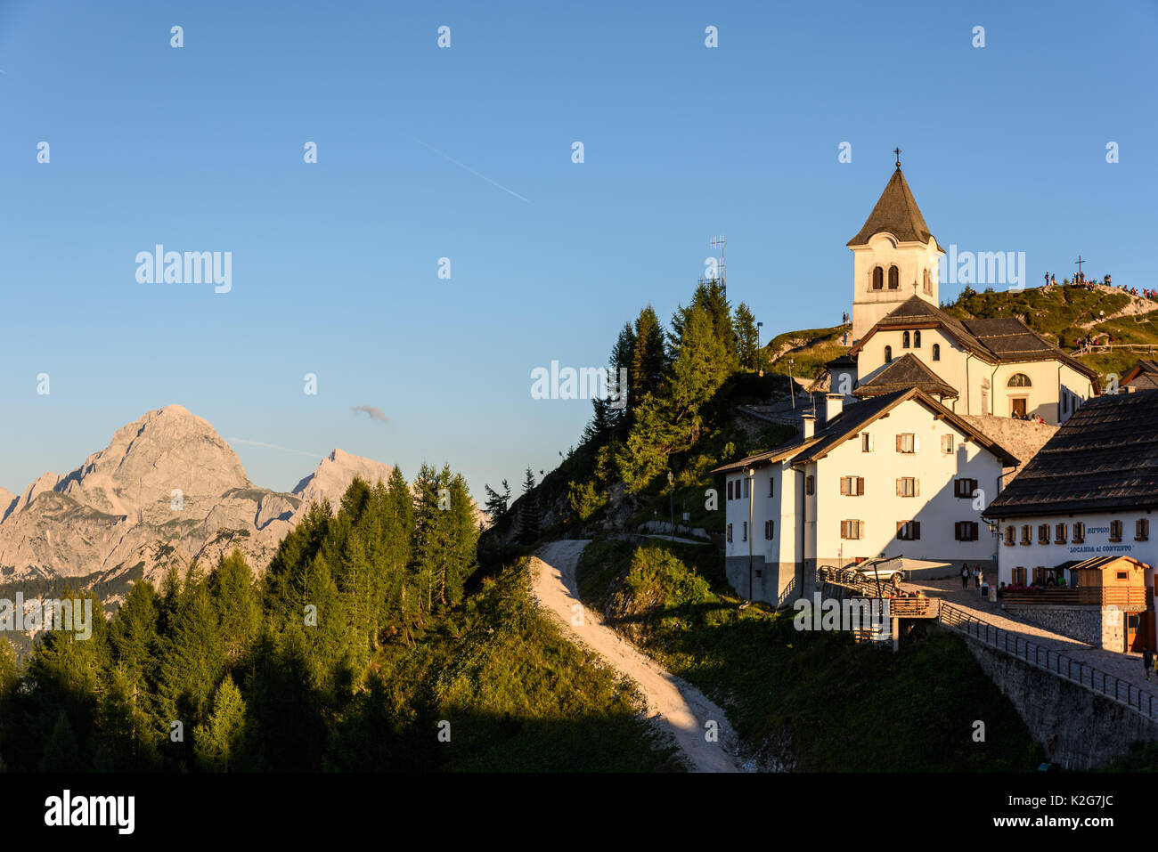 Vers le coucher du soleil. Superbe panorama depuis le mont Lussari. Banque D'Images