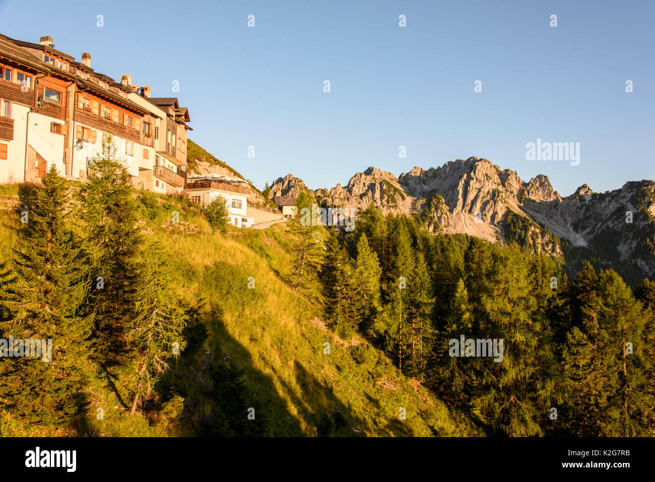 Vers le coucher du soleil. Superbe panorama depuis le mont Lussari. Banque D'Images