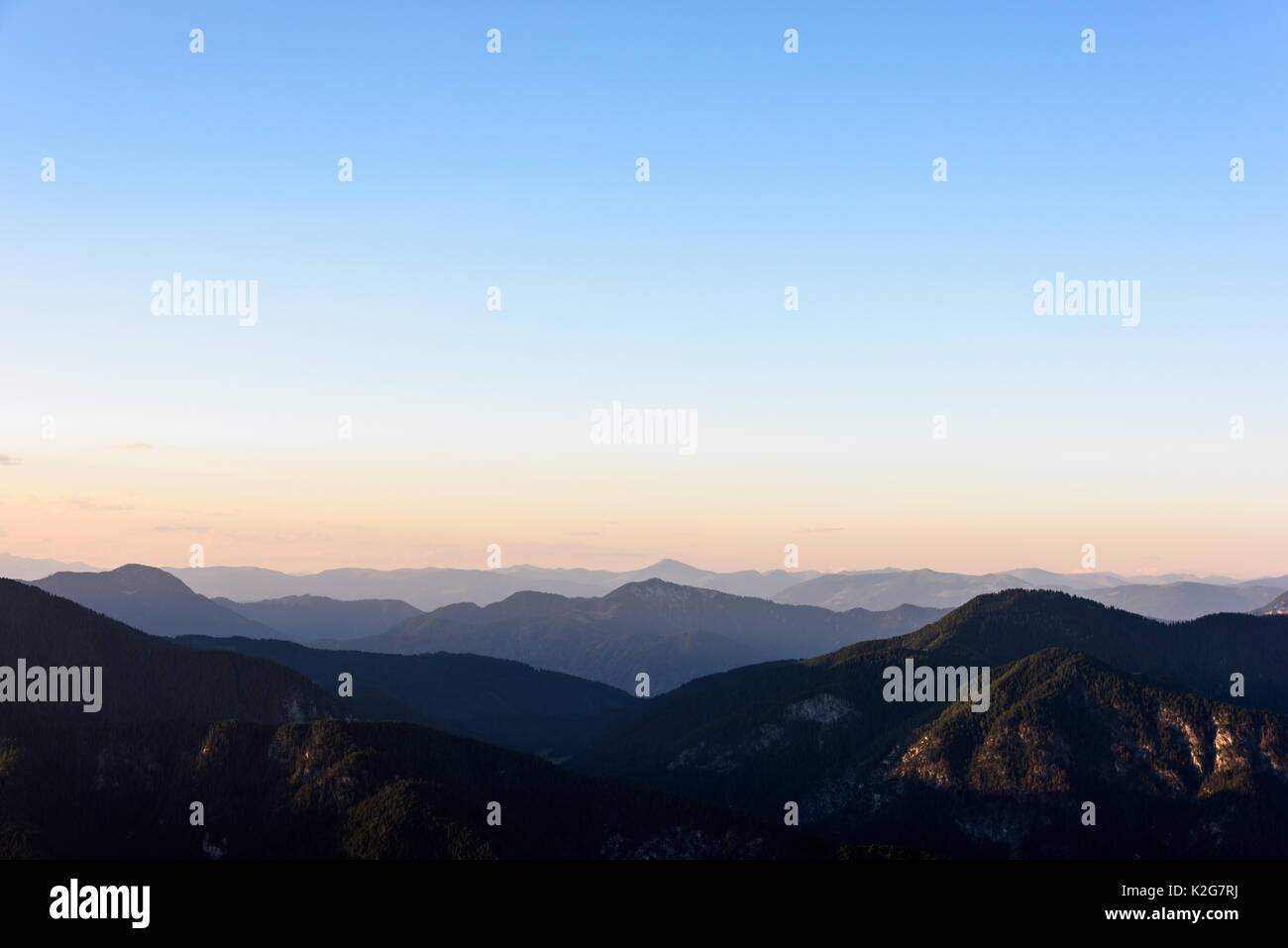 Vers le coucher du soleil. Superbe panorama depuis le mont Lussari. Banque D'Images