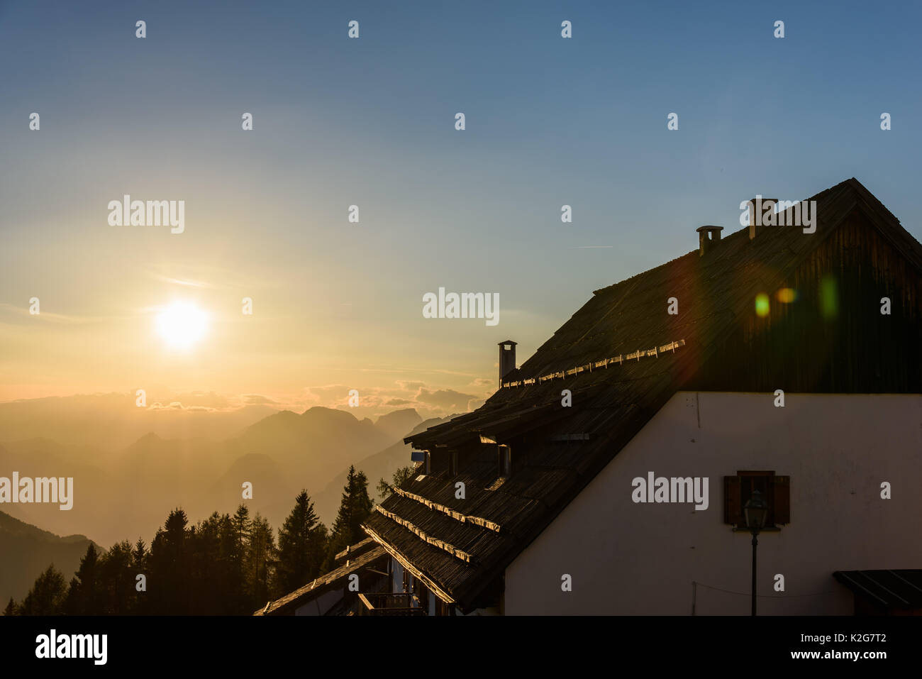 Vers le coucher du soleil. Superbe panorama depuis le mont Lussari. Banque D'Images