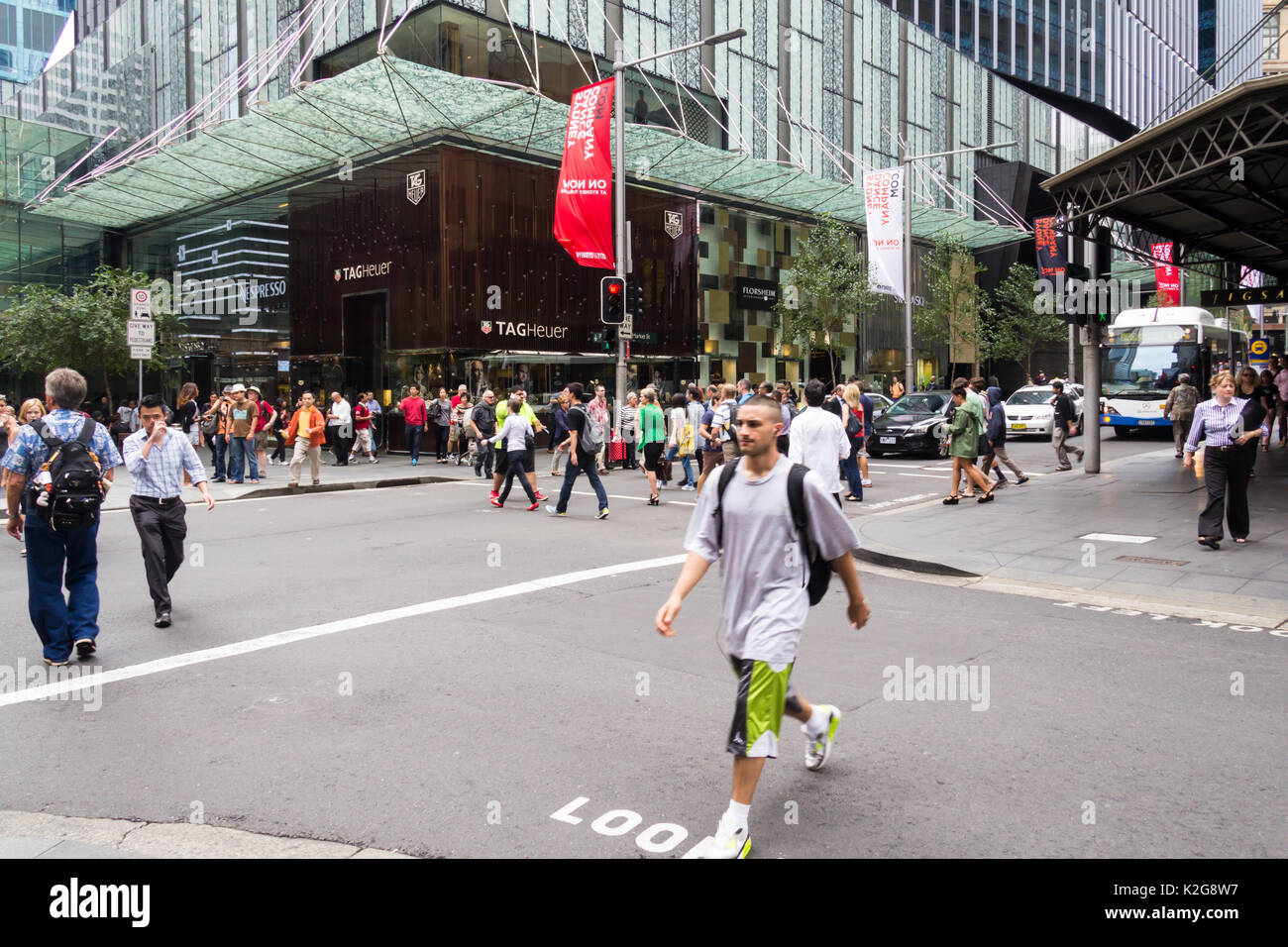 Les personnes qui traversent la route à la jonction de Pitt Street et Market Street, Sydney, Australie Banque D'Images