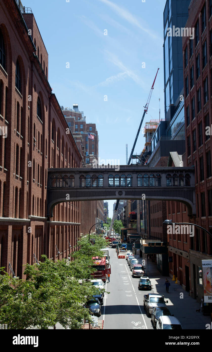 Vue vers le bas à l'Ouest 16e Rue dans Meatpacking District vu du pont High Line Park - New York - USA Banque D'Images