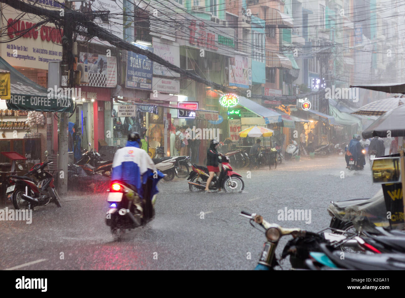 La pluie torrentielle sur Bui Vien street, Ho Chi Minh Ville (Saigon), Vietnam Banque D'Images