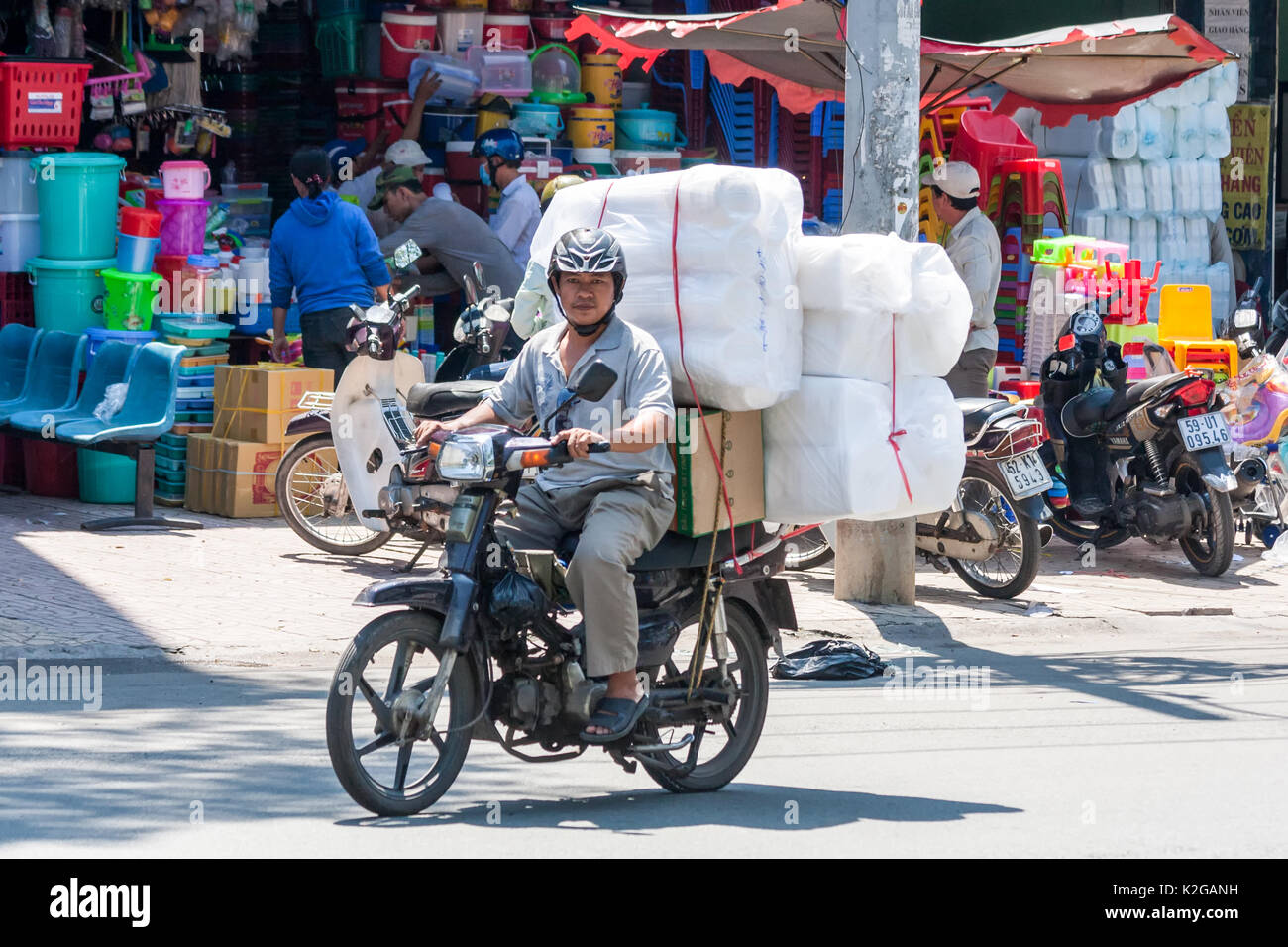 Moto lourdement chargé, Cholon, Ho Chi Minh Ville (Saigon), Vietnam Banque D'Images
