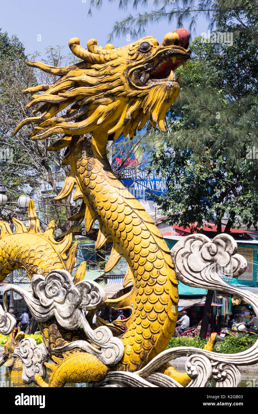 Fontaine Dragon dans Cholon, Ho CHi Minh Ville (Saigon), Vietnam Banque D'Images