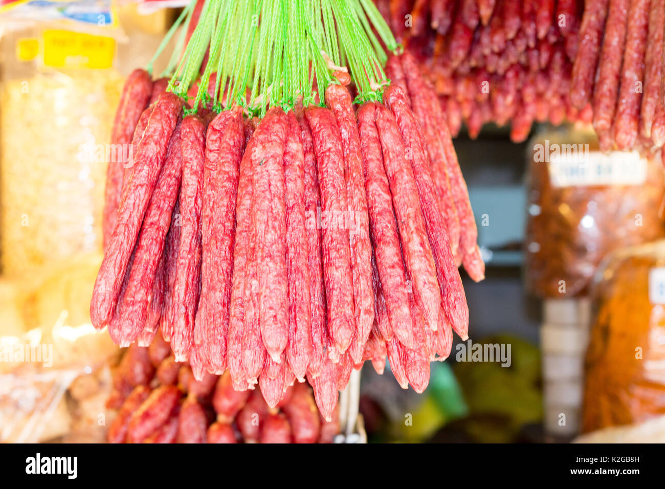 Saucisse vietnamienne hanging on a market stall, Cholon, Ho Chi Minh Ville (Saigon), Vietnam Banque D'Images