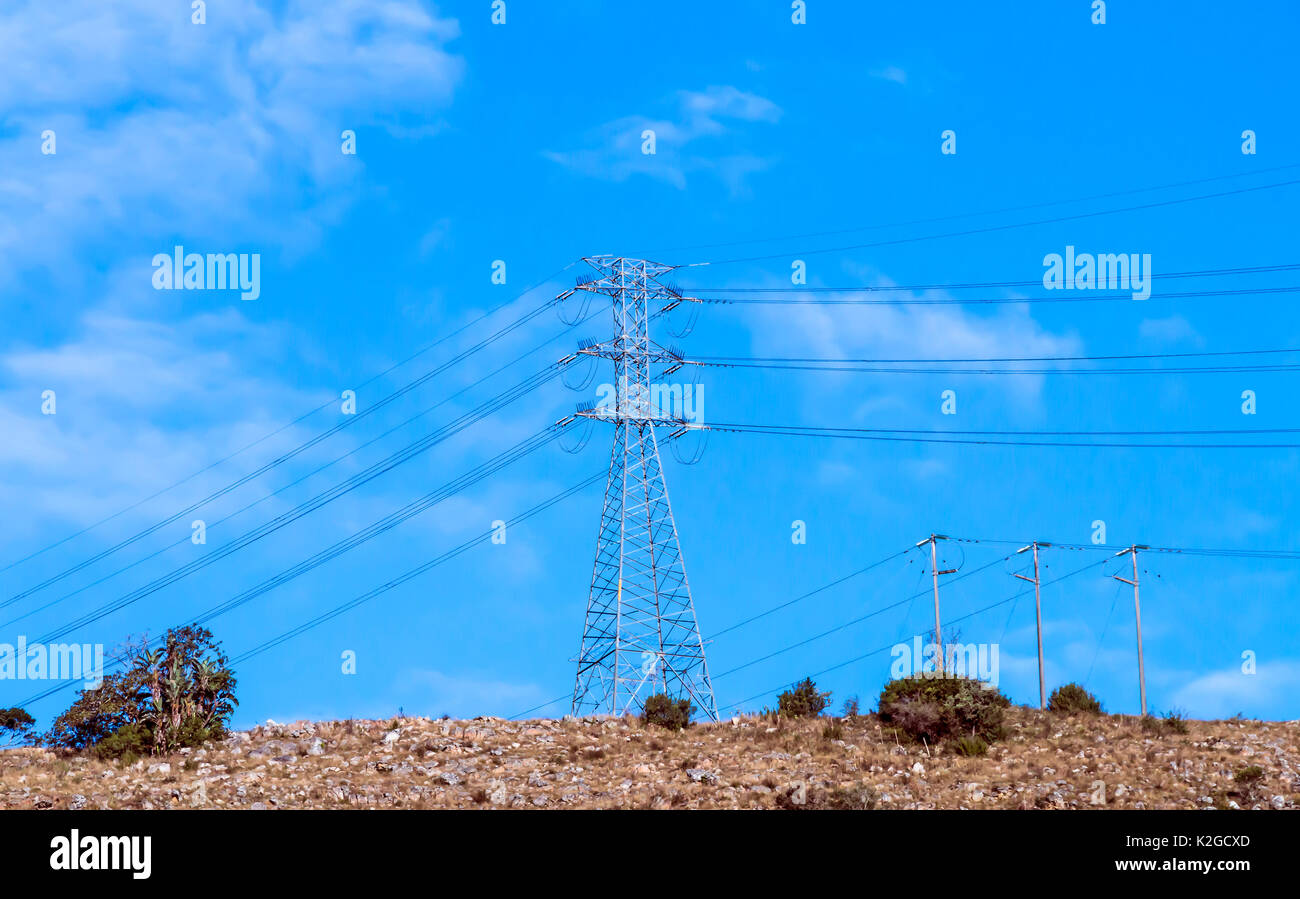 Ligne électrique aérienne rural et pylônes sur grille hiver sec blue cloudy sky landscape en Afrique du Sud Banque D'Images