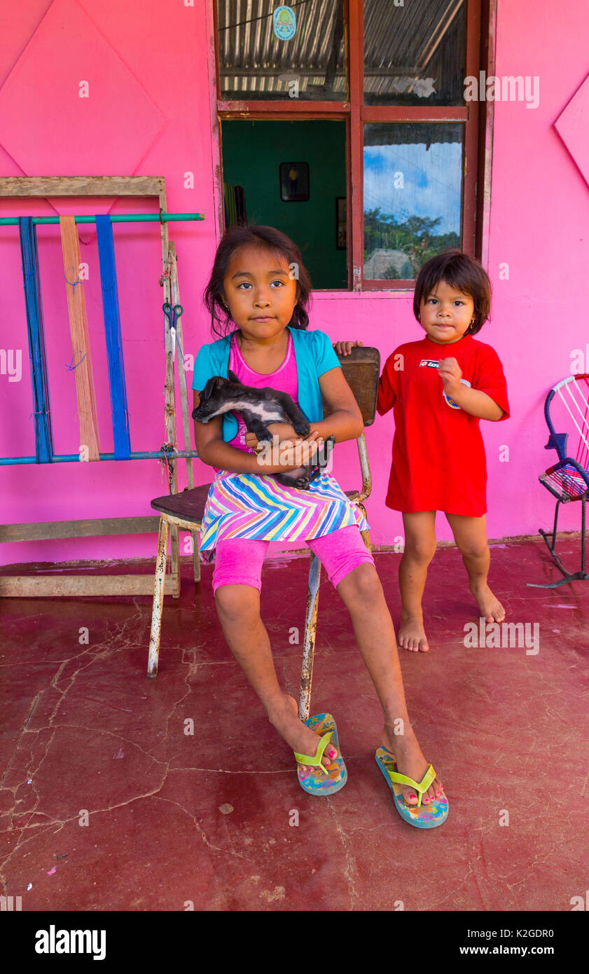 Boruca les enfants à l'extérieur maison rose, les populations autochtones, le Costa Rica. Décembre 2014. Banque D'Images