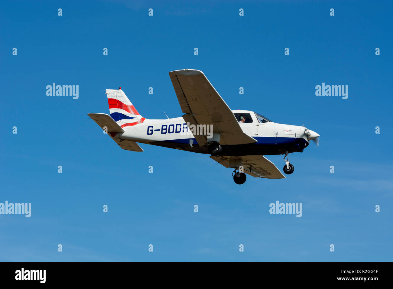 Piper PA-28 Cherokee Warrior II atterrissage à l'Aérodrome de Wellesbourne, Warwickshire, UK (G-BODR) Banque D'Images