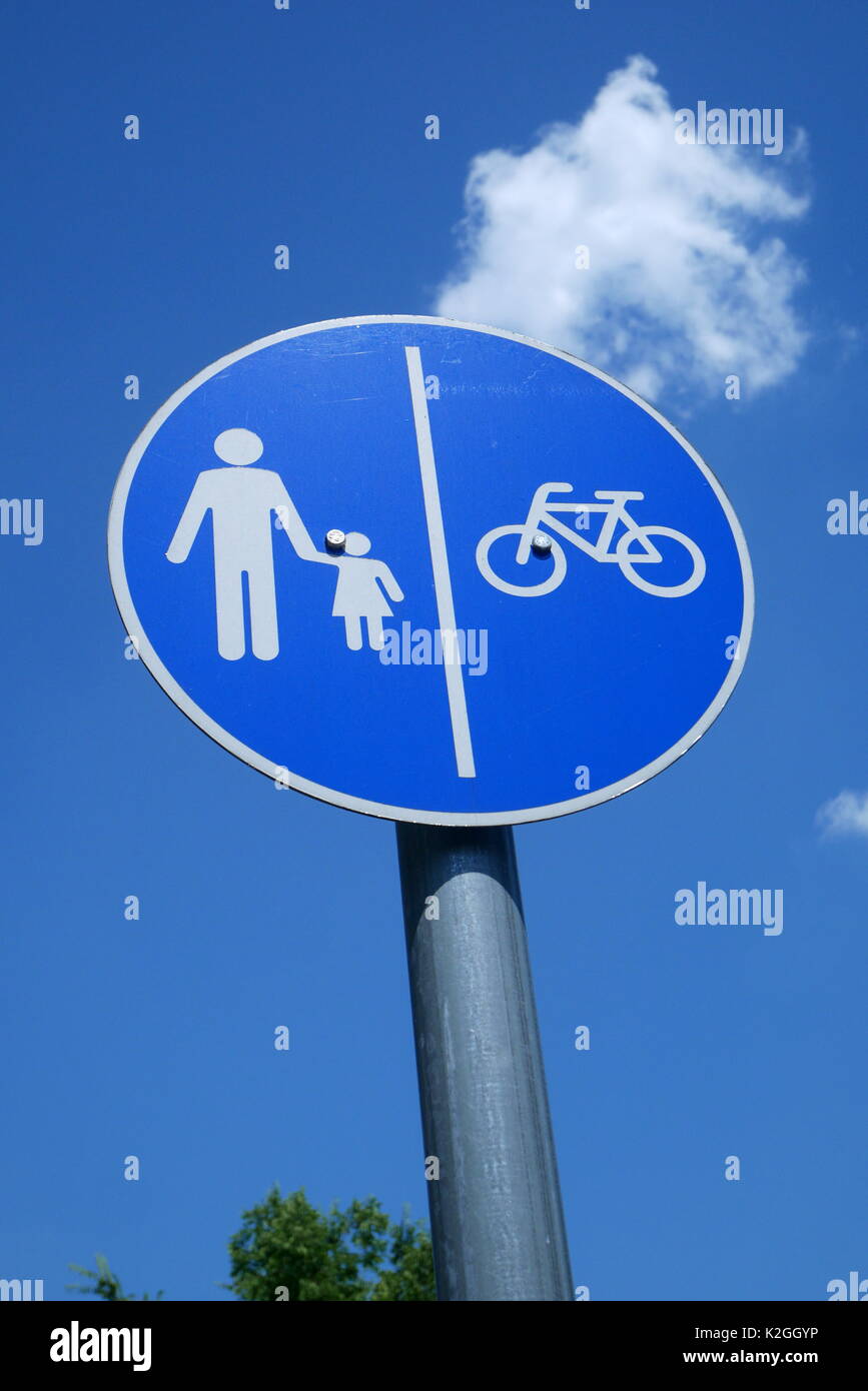 Panneau routier indiquant zone piétonne et des pistes cyclables, banlieue de Wekerle, Kispest, Budapest, Hongrie Banque D'Images