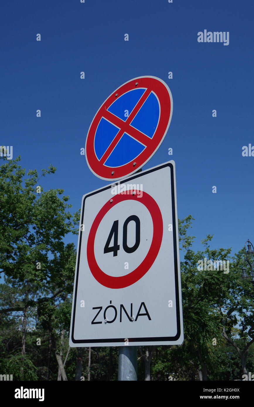 La signalisation routière à Budapest, Hongrie, indiquant l'absence d'arrêt et une quarantaine de kilomètres à l'heure limite de vitesse Banque D'Images