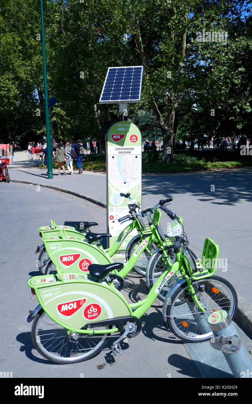 Service de location de vélos, bubi mol dans le cadre d'un système de partage de vélos publics, à une station d'énergie solaire sur l'île Margaret, Budapest, Hongrie Banque D'Images