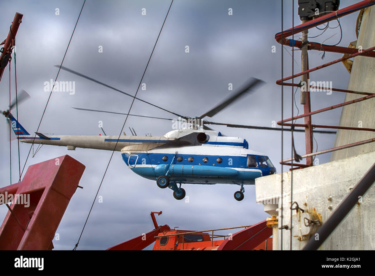 Des navires en état de naviguer, d'hélicoptère, l'hélicoptère hélicoptère rotor unique. Hélicoptère décolle du pont d'un brise-glace à glace objet de reconnaissan Banque D'Images