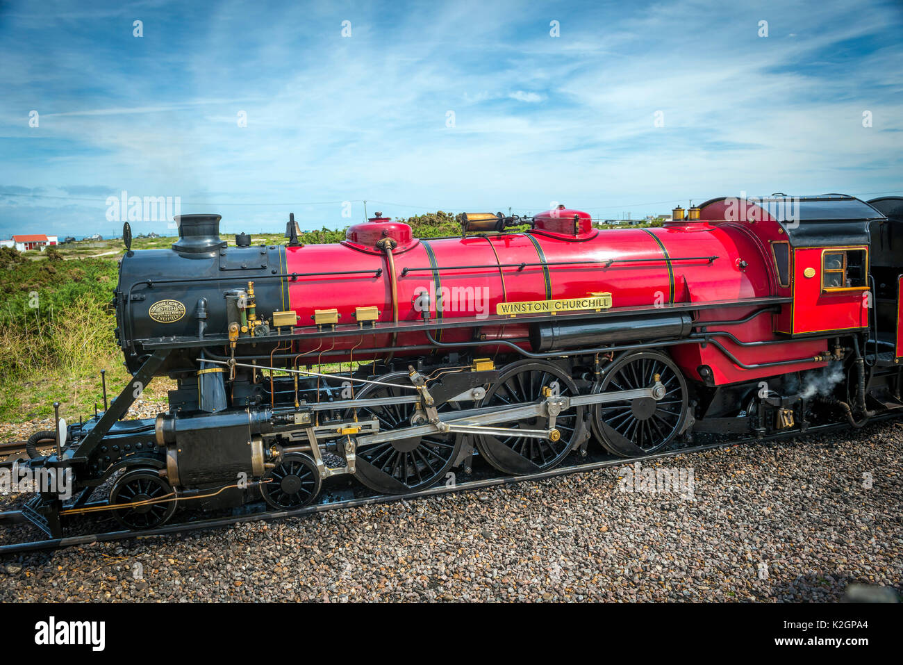 Winston Churchill narrow gauge steam locomotive de l'Romney, Hythe & Dimchurch Railway arrivant à Dungeness, Kent, UK Banque D'Images