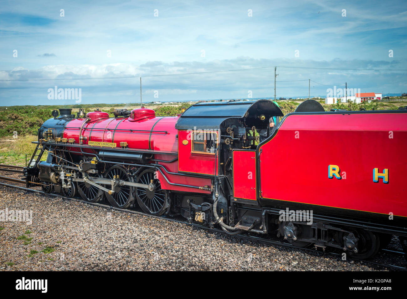 Winston Churchill narrow gauge steam locomotive de l'Romney, Hythe & Dimchurch Railway arrivant à Dungeness, Kent, UK Banque D'Images