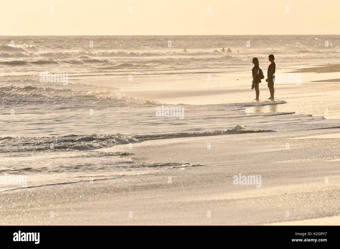 Jeune couple sur la plage, Maspalomas, Gran Canaria, Espagne Banque D'Images