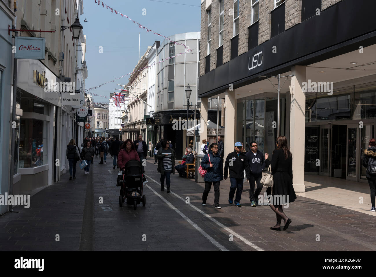 Shopping dans la rue principale, rue King à St Helier, à Jersey dans les  îles de la Manche, la Grande-Bretagne Photo Stock - Alamy