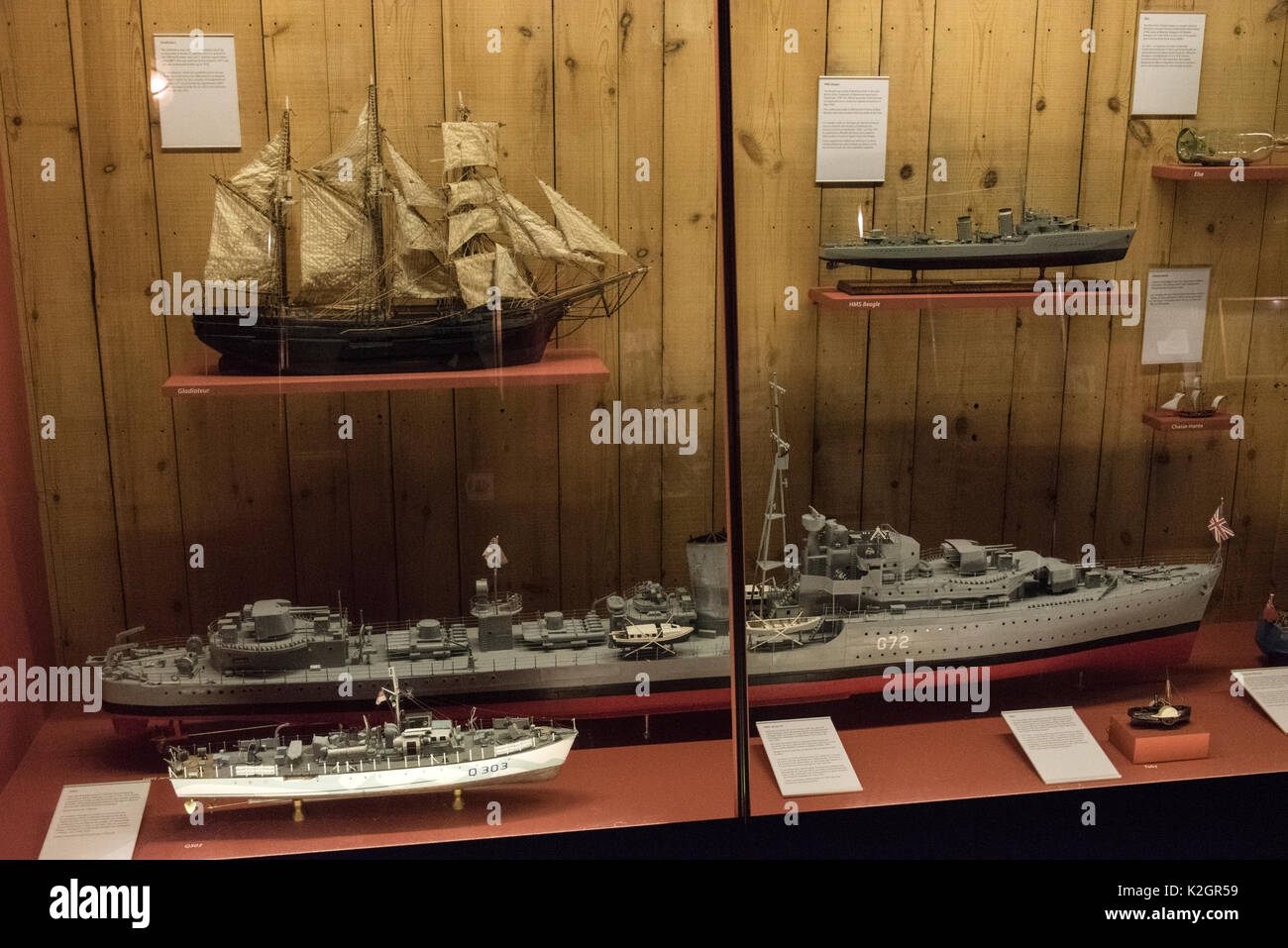 Des expositions sur l'affichage de la navigation du New Jersey au musée maritime et de l'occupation tapestry galerie sur le port de St Helier, Jersey. dans le chenal Banque D'Images