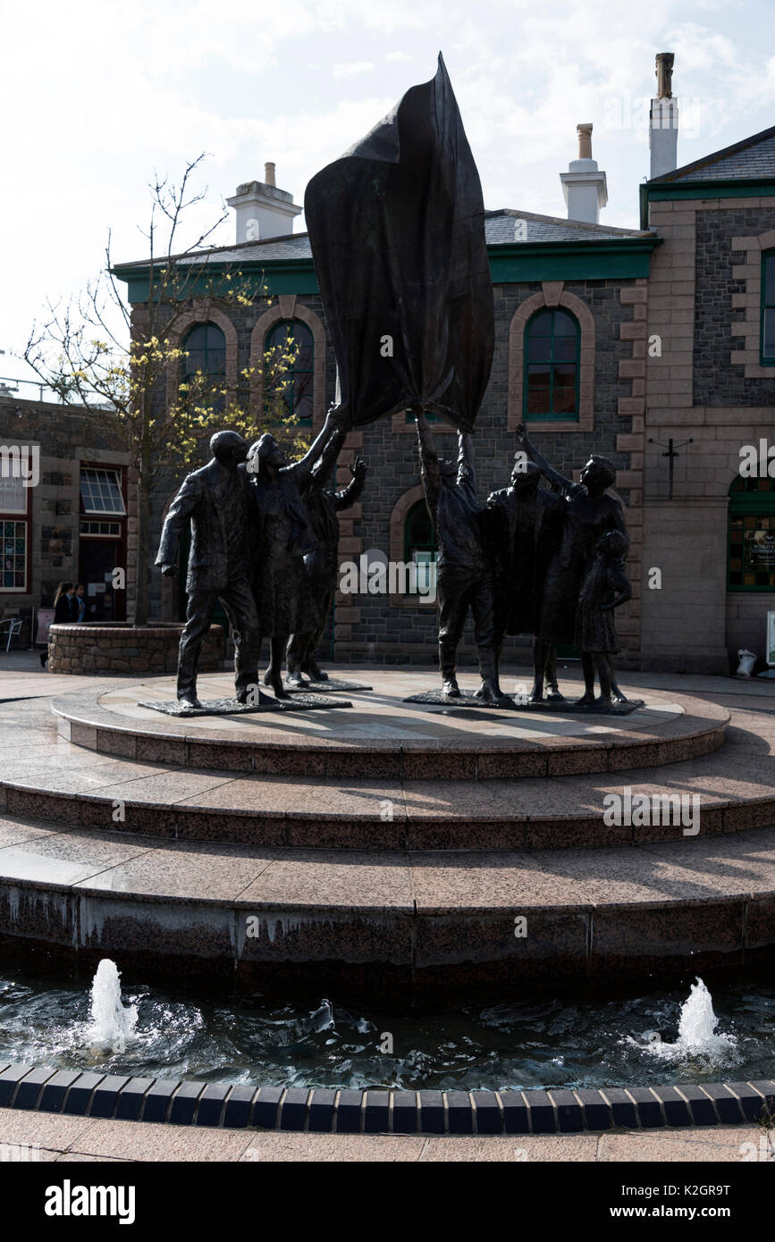 Une grande sculpture d'un groupe d'insulaires célébrant la libération de Jersey de l'occupant les forces allemandes à la fin de la SECONDE GUERRE MONDIALE11. La sculpture est dans Banque D'Images