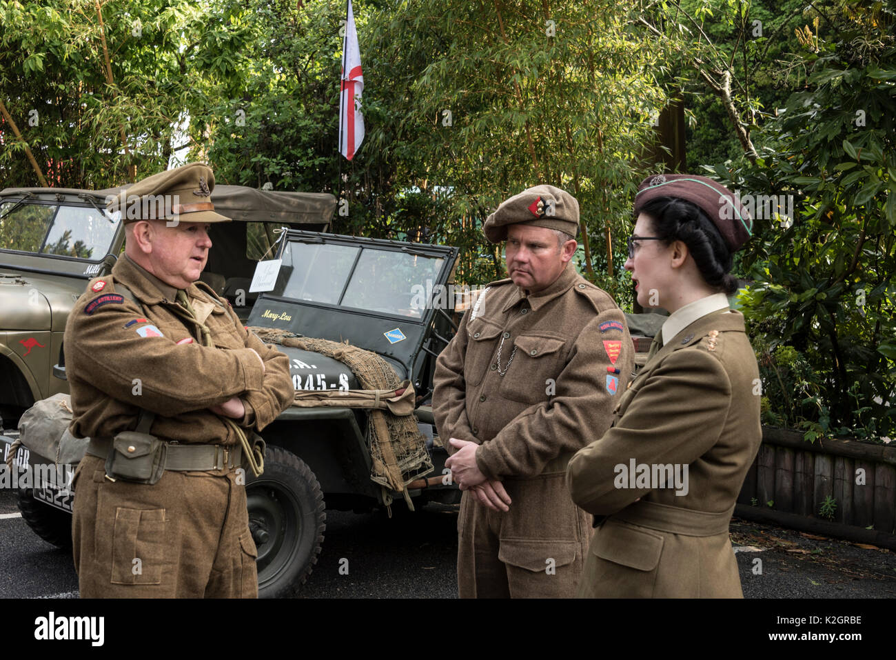 Membres habillés en uniformes de l'armée britannique WW11 et une partie de la Jersey Club de véhicules militaires, à l'Tunnels de guerre de Jersey - Hôpital souterrain allemand je Banque D'Images