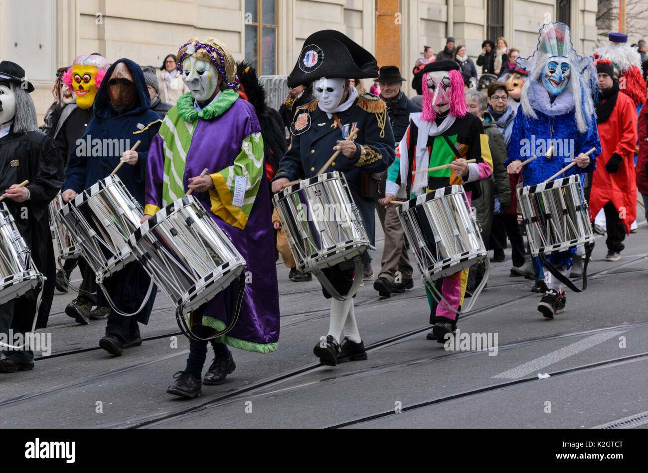 Les participants de l'enfance et de la famille fasnacht, le carnaval de Bâle, Suisse Banque D'Images