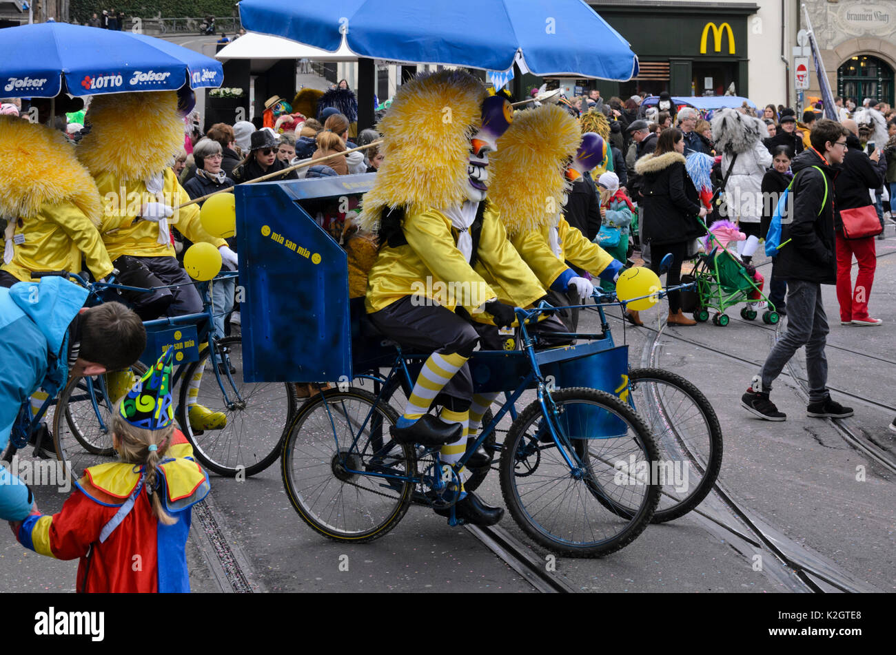 Les participants de l'enfance et de la famille fasnacht, le carnaval de Bâle, Suisse Banque D'Images