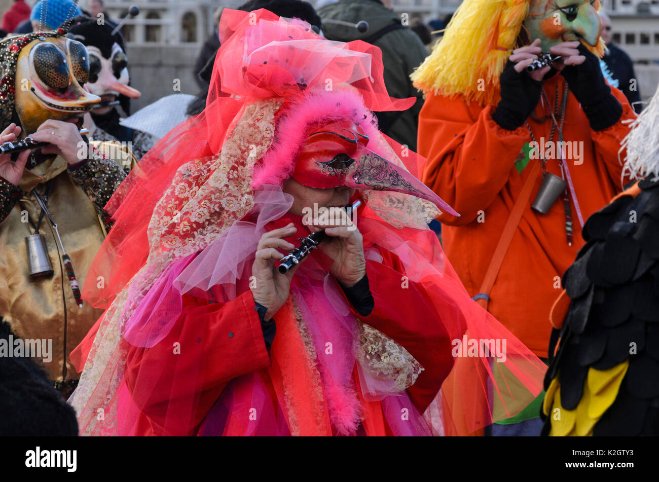 Les participants de l'enfance et de la famille fasnacht, le carnaval de Bâle, Suisse Banque D'Images