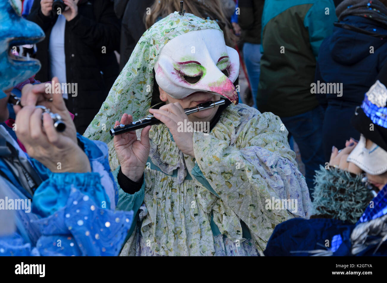 Les participants de l'enfance et de la famille fasnacht, le carnaval de Bâle, Suisse Banque D'Images