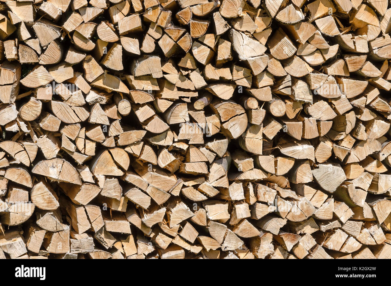 Coupée, séchée et de bois empilé, vue de face. Pile de bois sec, vieilli, une source d'énergie. Photo. Banque D'Images